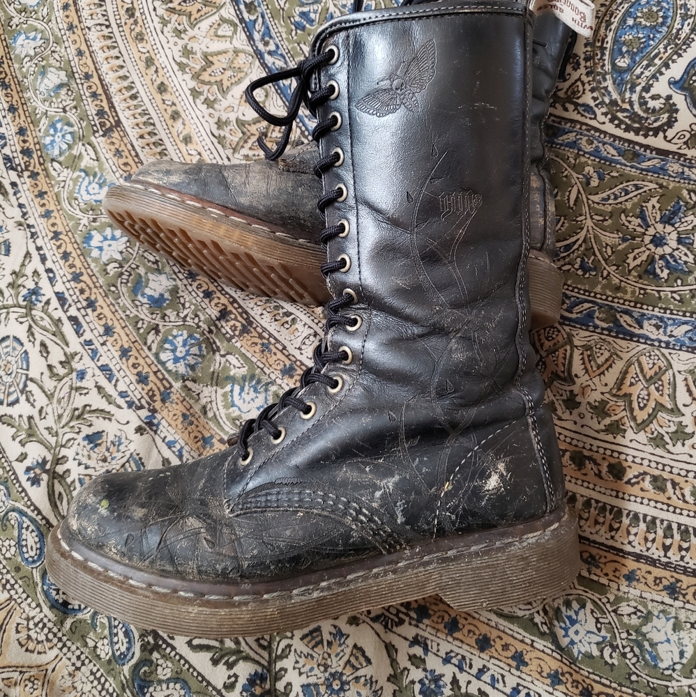 Dr. Martens Black Leather Boots sz7 cool etching!